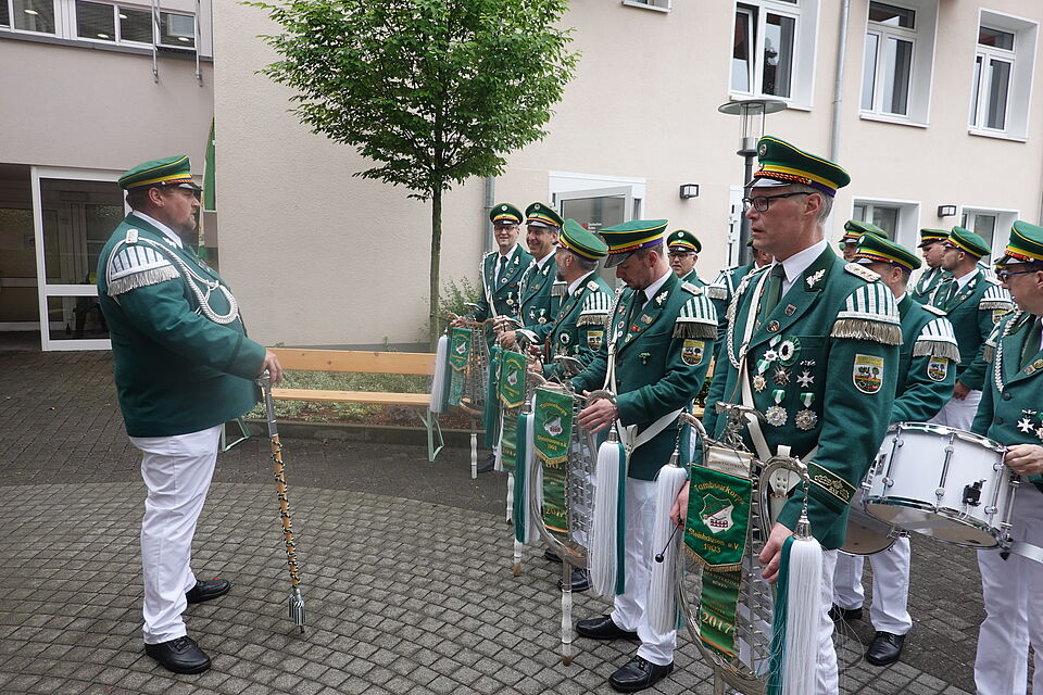 Spielmannszug spielt für Bewohnerinnen und Bewohner auf
