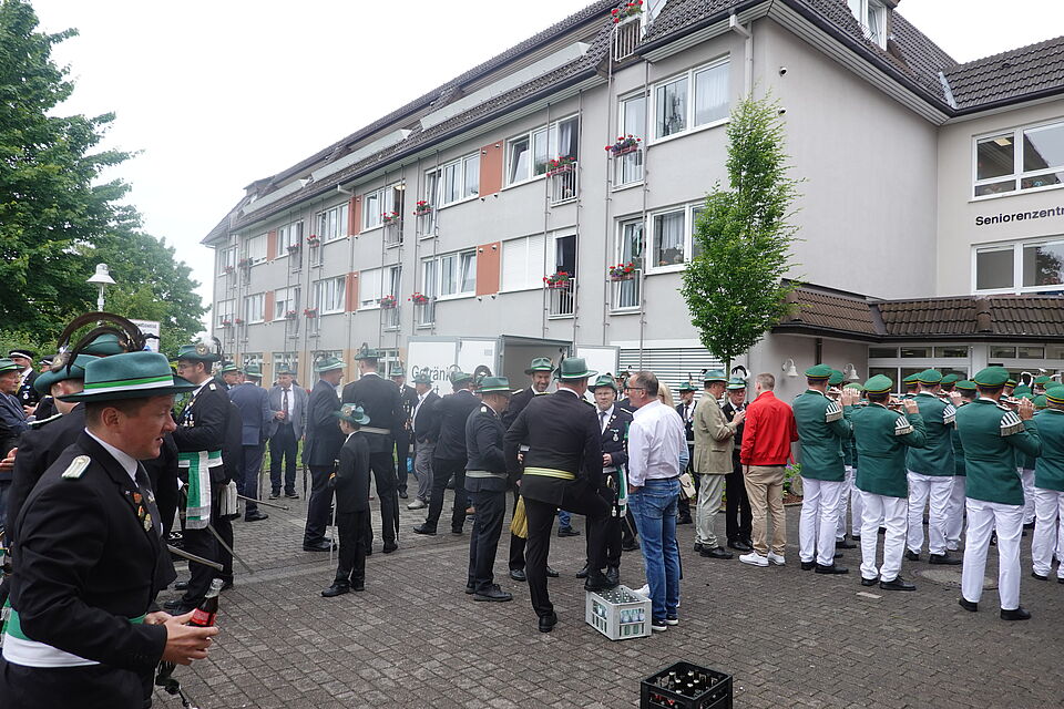 Schützen besuchen unser Seniorenzentrum