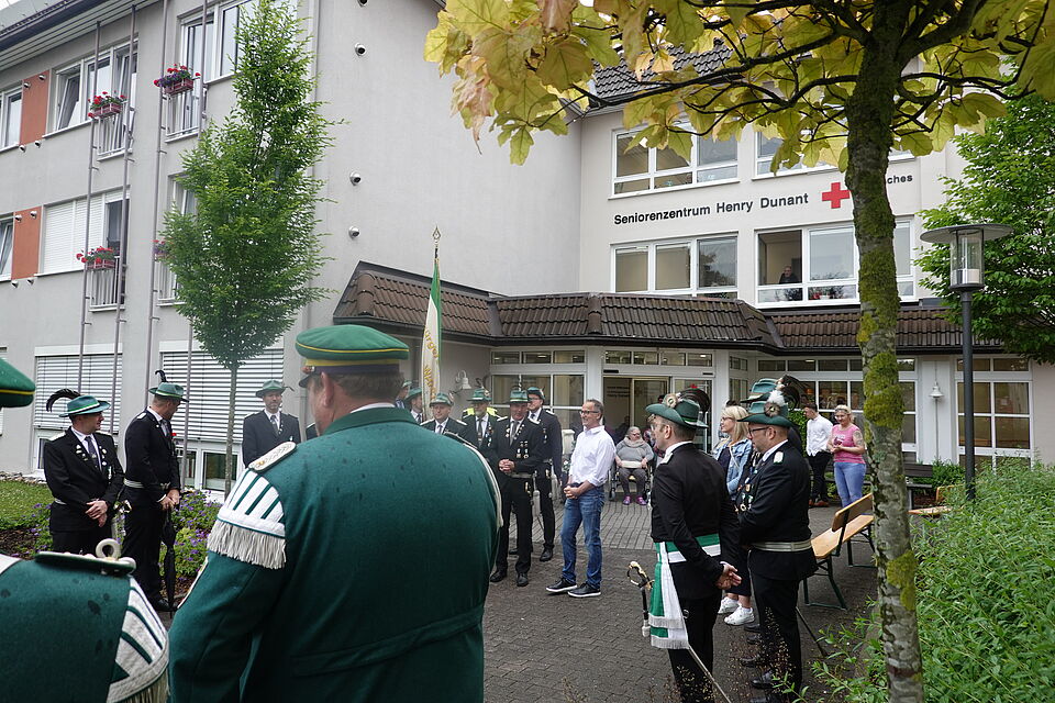 Schützenbesuch vor dem Seniorenzentrum