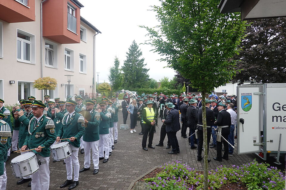 Die Schützen stehen zusammen vor unserem Seniorenzentrum